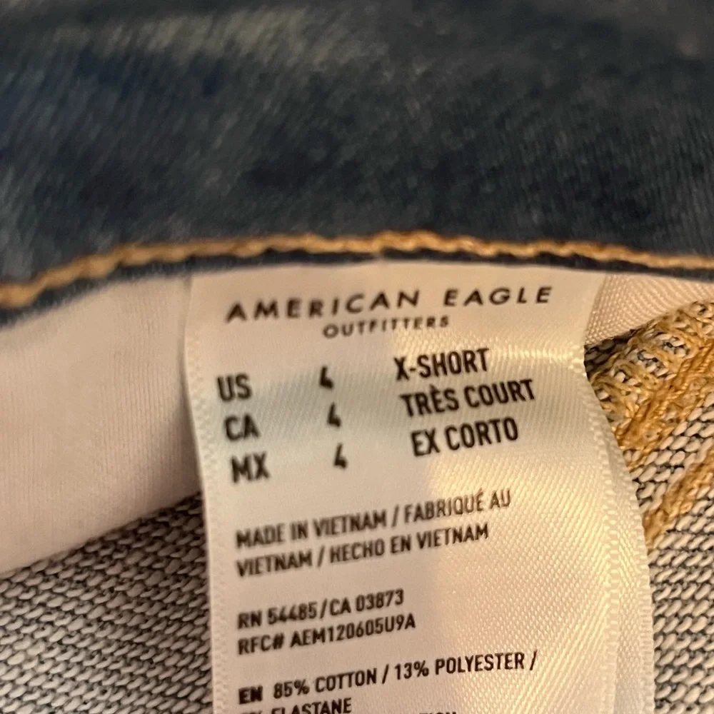 Light wash American Eagle distressed jegging/skinny jean - Picture 3 of 3